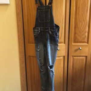 Dollhouse stonewashed overalls Jr Sz 13 but fits more like between Sz 9 and 11.